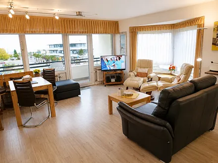 helles Wohnzimmer mit 2 Fensterseiten