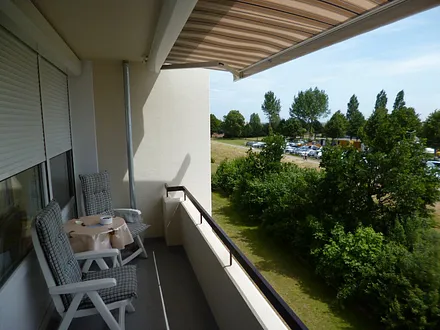 mit Markise (Funk gesteuert)