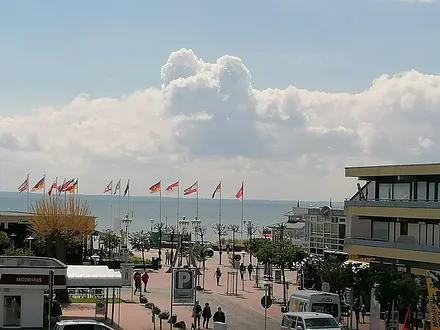 Blick vom Balkon zum Seebrückenvorplatz
