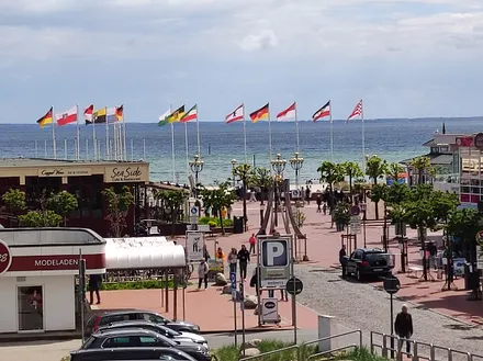 Blick vom Balkon zum Seebrückenvorplatz
