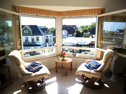 gemütliche Relax-Sessel im Erkerwinkel