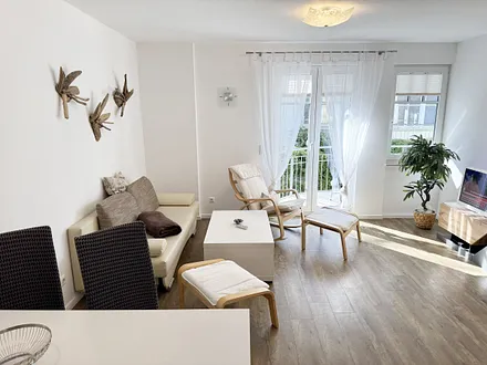 gemütlicher Wohnbereich mit Relax Sessel und Couch