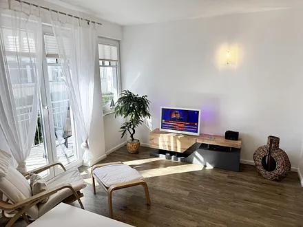 gemütlicher Wohnbereich mit Sideboard und TV