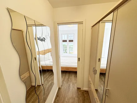 Ankleidebereich mit Kleiderschrank und Spiegel