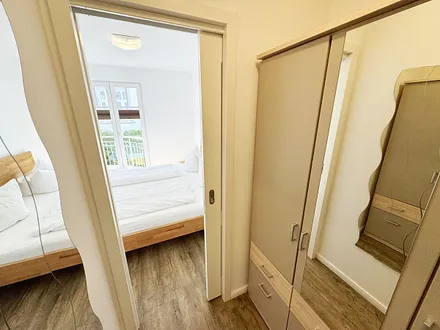 Ankleidebereich mit Kleiderschrank und Spiegel