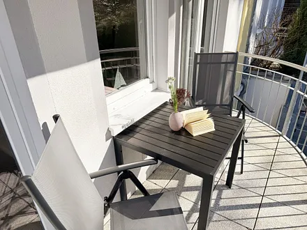 bestuhlter Balkon der Wohnung 07