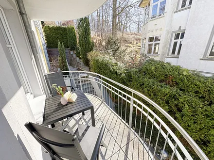 bestuhlter Balkon der Wohnung 07