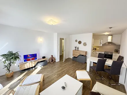 gemütlicher Wohnbereich mit Küchenzeile und Essplatz