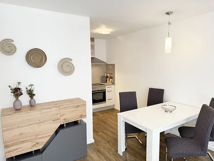 moderne Küchenzeile mit Essbereich