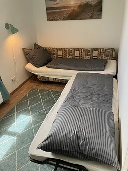 Kl. Schlafzimmer mit Einzelbetten