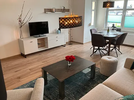 Wohnzimmer mit Esstisch