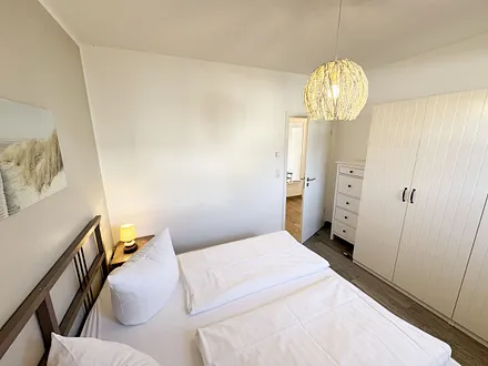 1.Schlafzimmer mit Doppelbett und Kleiderschrank
