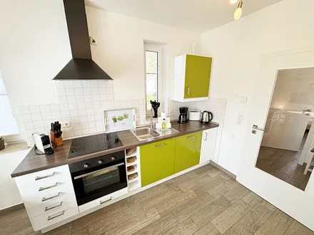 Küchenzeile mit diversen Küchenhelfern