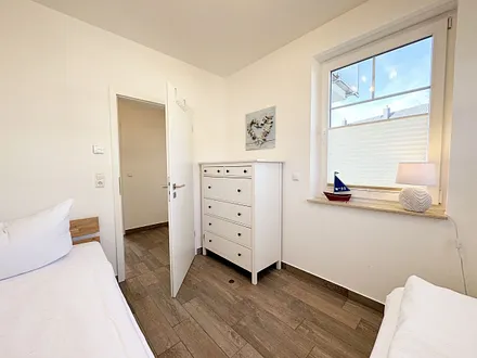 2.Schlafzimmer mit Einzelbetten und Kommode