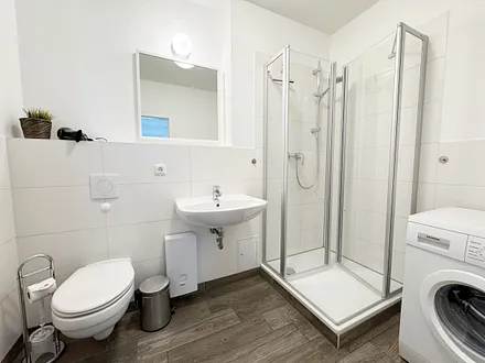 Bad mit Dusche und Waschmaschine