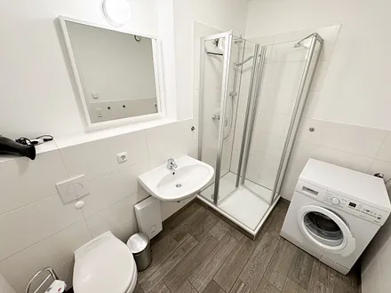 modernes Duschbad mit flachem Einstieg