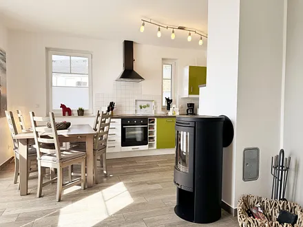 Essbereich mit Küchenzeile und Kamin