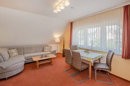 Wohnzimmer mit Eßtisch, WLAN ist kostenlos 