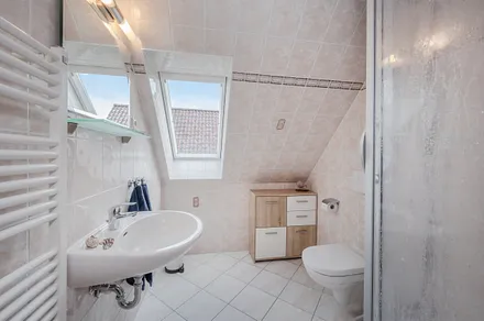 Bad mit Dusche und WC 