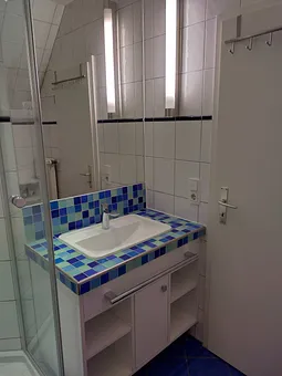 Bad mit Dusche und WC