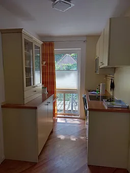 Küchenzeile mit Backofen, Mikrowelle, Geschirrspüler, Kühlschrank 