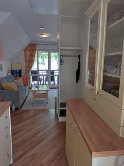 Küchenzeile und Garderobe