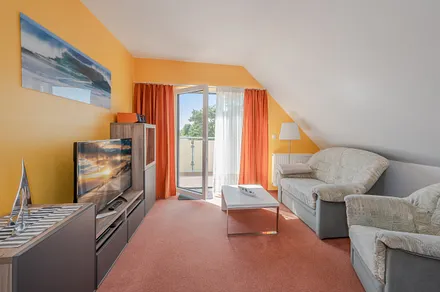 Wohnbereich mit Zugang zum Balkon 