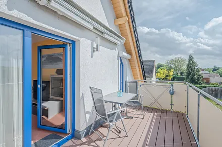 Großer sonniger Balkon mit Sitzmöglichkeiten 