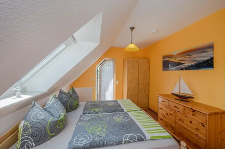 Schlafzimmer mit Doppelbett 