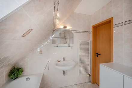 Bad mit Dusche und WC, Badewanne ist außer Funktion!!! 