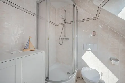 Bad mit Dusche und WC 