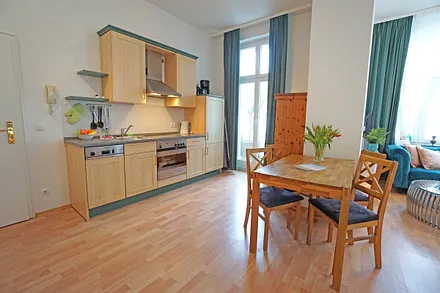 Küchenzeile mit Balkonzugang