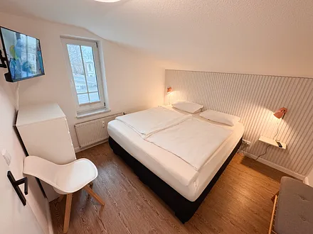 Schlafzimmer mit Boxspringbett