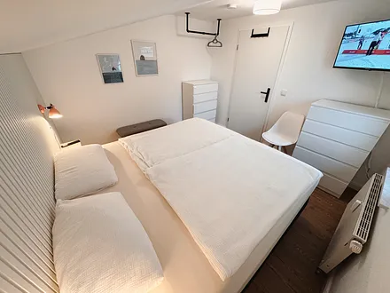 Schlafzimmer mit Boxspringbett