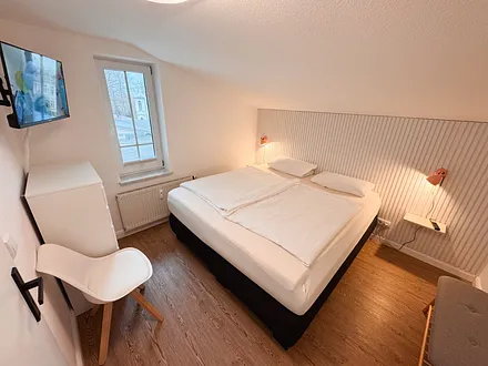 Schlafzimmer mit Boxspringbett