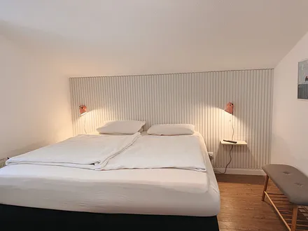 Schlafzimmer mit Boxspringbett