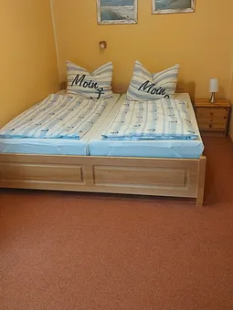 Schlafzimmer mit Doppelbett 