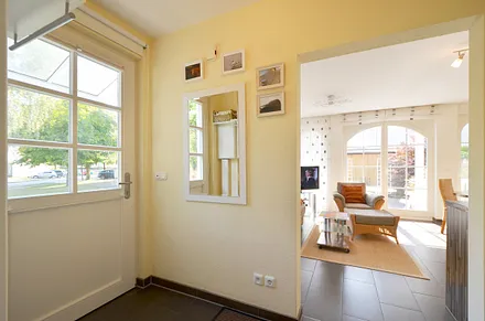 Flur mit dem Blick auf den Wohn-Essbereich 