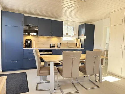 moderner Essbereich mit Stühlen