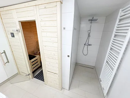 Tageslichtbad mit ebenerdiger Dusche