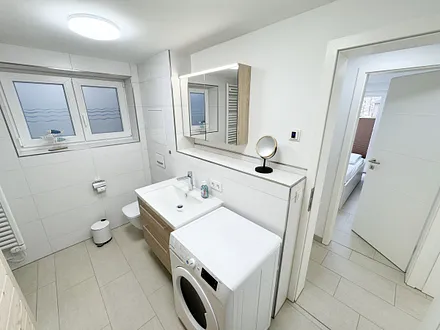 Tageslichtbad mit Waschmaschine