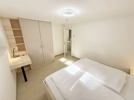 2.Schlafzimmer mit Doppelbett und Kleiderschrank