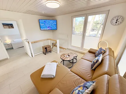 gemütlicher Wohnbereich mit Couch und Smart-TV