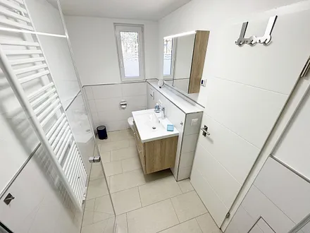 1.Tageslichtbad2. Tageslichtbad verfügt über ebenerdige Dusche