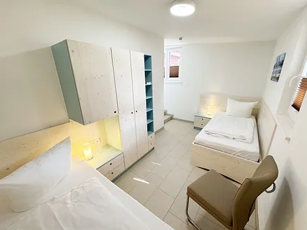 1. Schlafzimmer mit Kleiderschrank