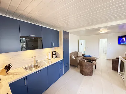 moderne Einbauküchenzeile und offener Wohnbereich