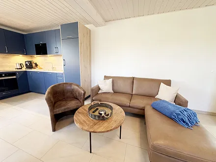 gemütlicher Wohnbereich mit Blick auf die Küche