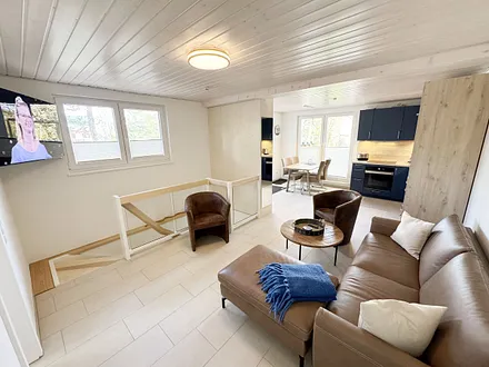 gemütlicher Wohnbereich mit Blick auf die Küche