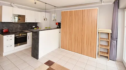 Wohnraum mit Schrankbett 