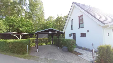 Eingangsbereich mit Carport 